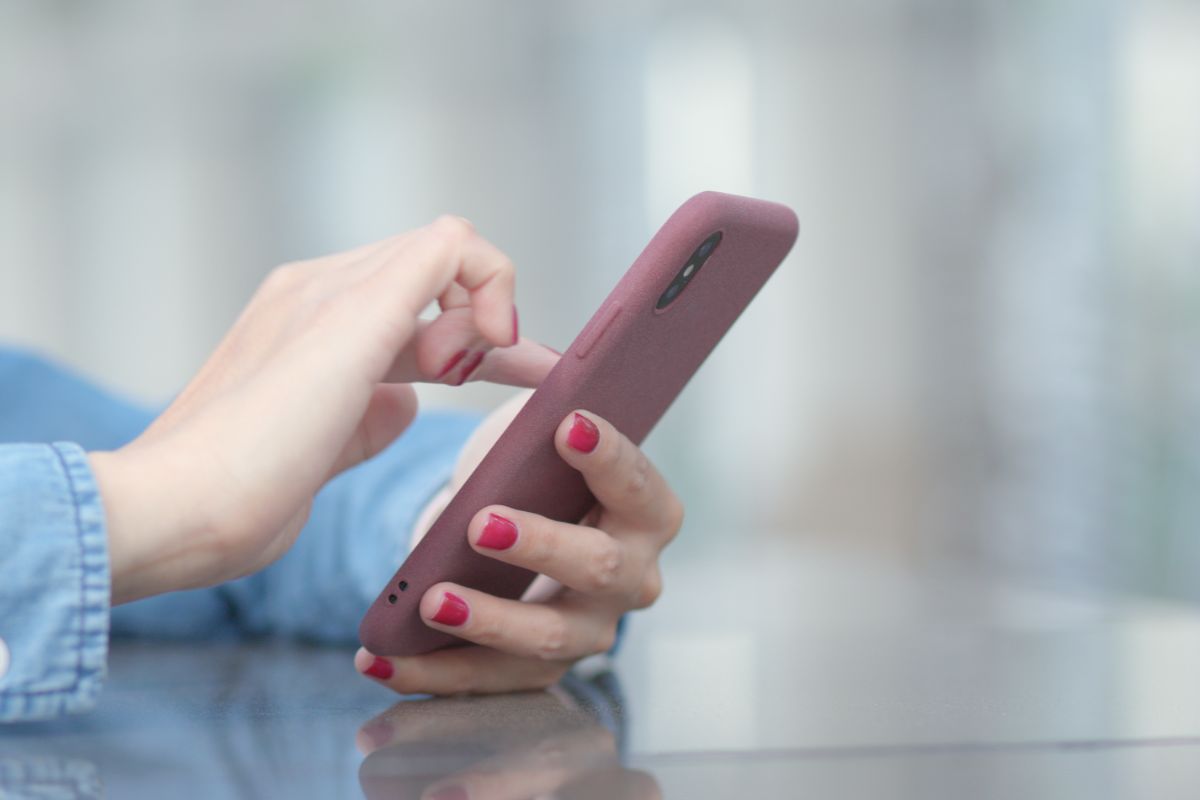 A reader scrolling through strcutured content on a website