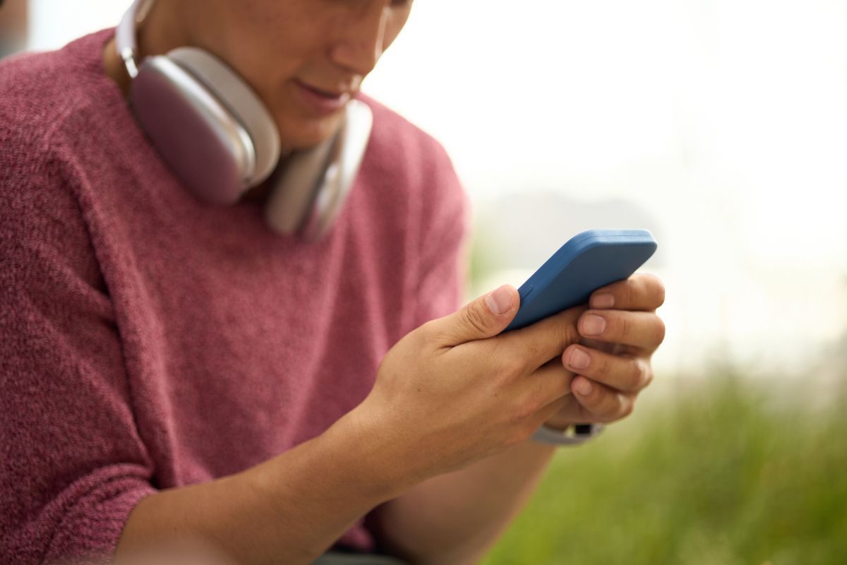 A man reading through content with optimal SEO and AEO strategy