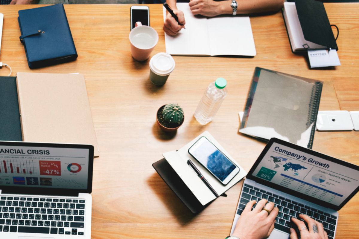 A team working on their company's growth online with the help of SEO 